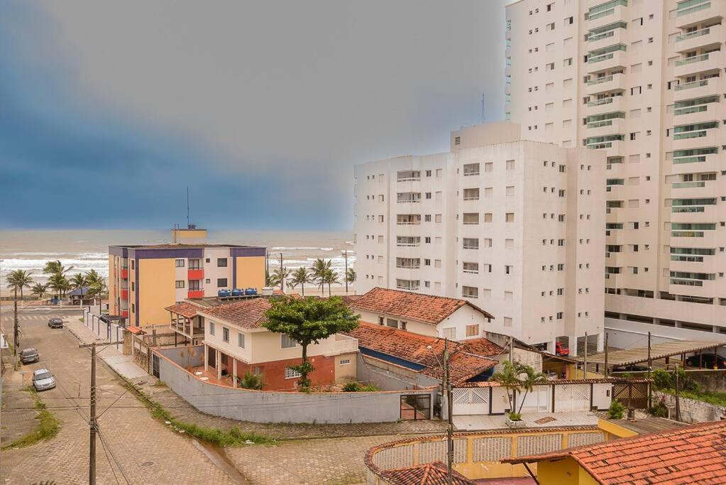 una vista aérea de una ciudad con edificios altos en 100 m da praia elevador garagem e portao automático, en Mongaguá