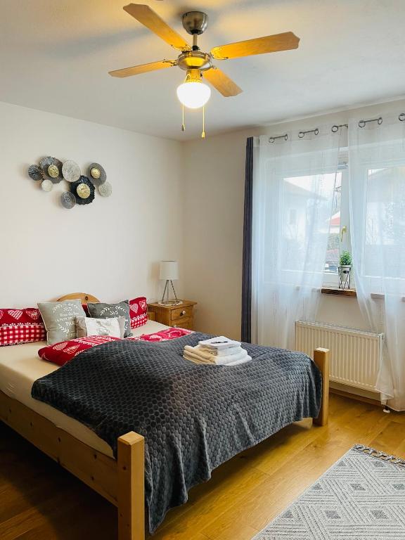 una camera con letto e ventilatore a soffitto di The Dolomiti View a Debant