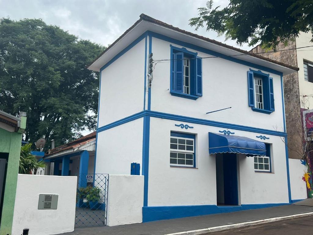 - un bâtiment bleu et blanc dans une rue dans l'établissement Casa Beppe, à Águas de Santa Barbara