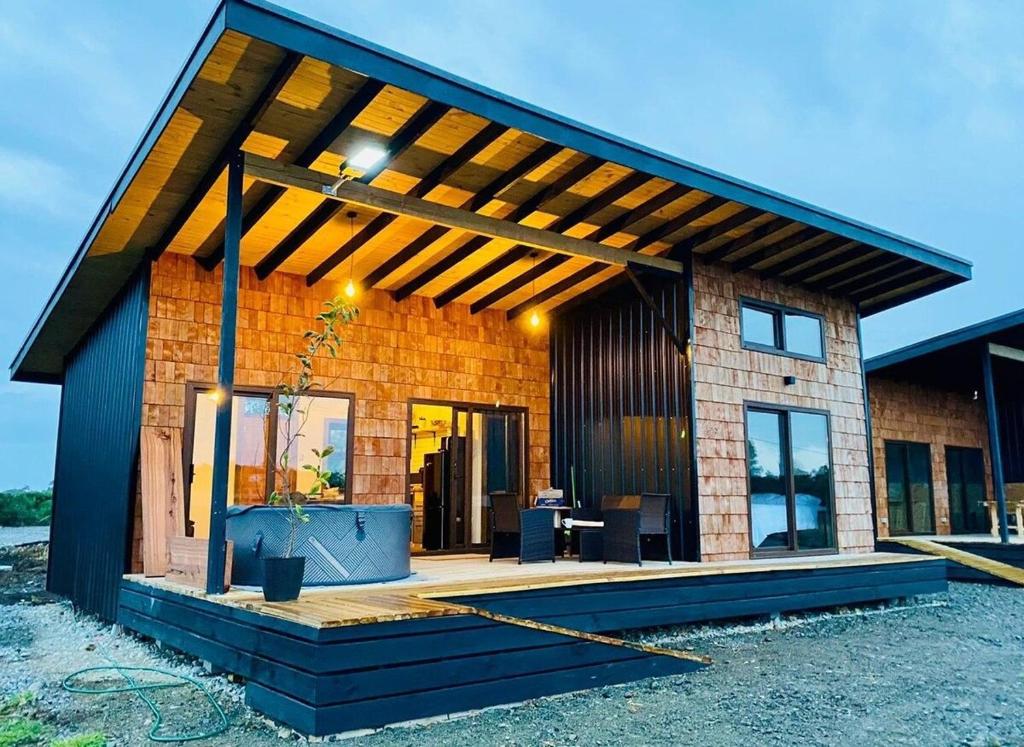 una casa que se está construyendo con una gran terraza en Cabañas Lawal Puerto Varas/con Tinaja, en Puerto Varas