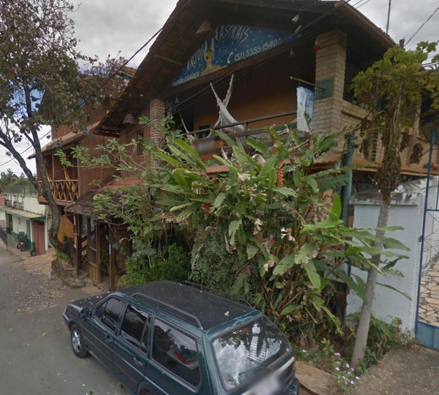 un suv noir garé devant un bâtiment dans l'établissement Pousada Sobradinho, à Tiradentes