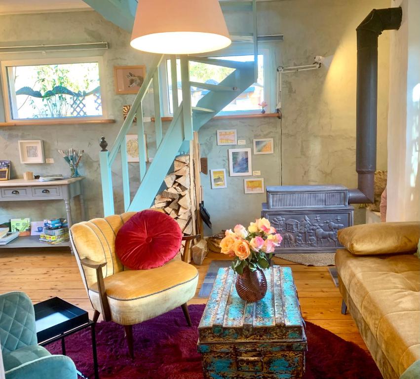 a living room with a couch and a table at Kleine Kunstremise mit Holzofen Burg Freienfels in Weinbach