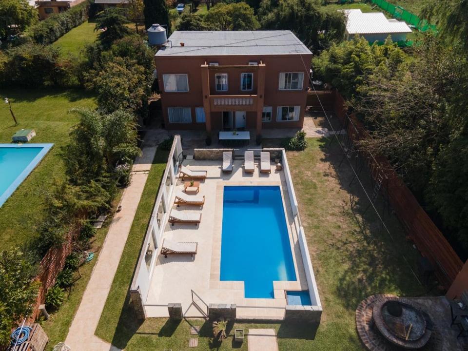 una vista aérea de una casa con piscina en APART HOTEL SPA BUENOS AIRES EZEIZA DEP 2 A 20 minutos de aeropuerto ministro pistarini ezeiza en Ezeiza