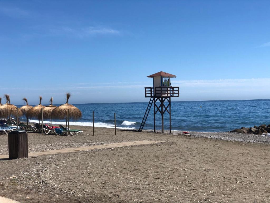 une tour de sauvetage sur une plage avec l'océan dans l'établissement Costa Hollandia, à Algarrobo-Costa
