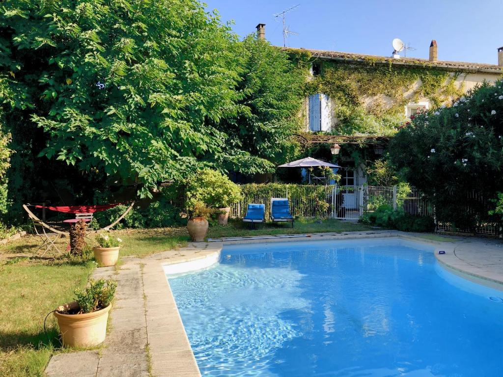 a swimming pool in the yard of a house at 140 du Ventoux in Saint-Saturnin-lès-Avignon