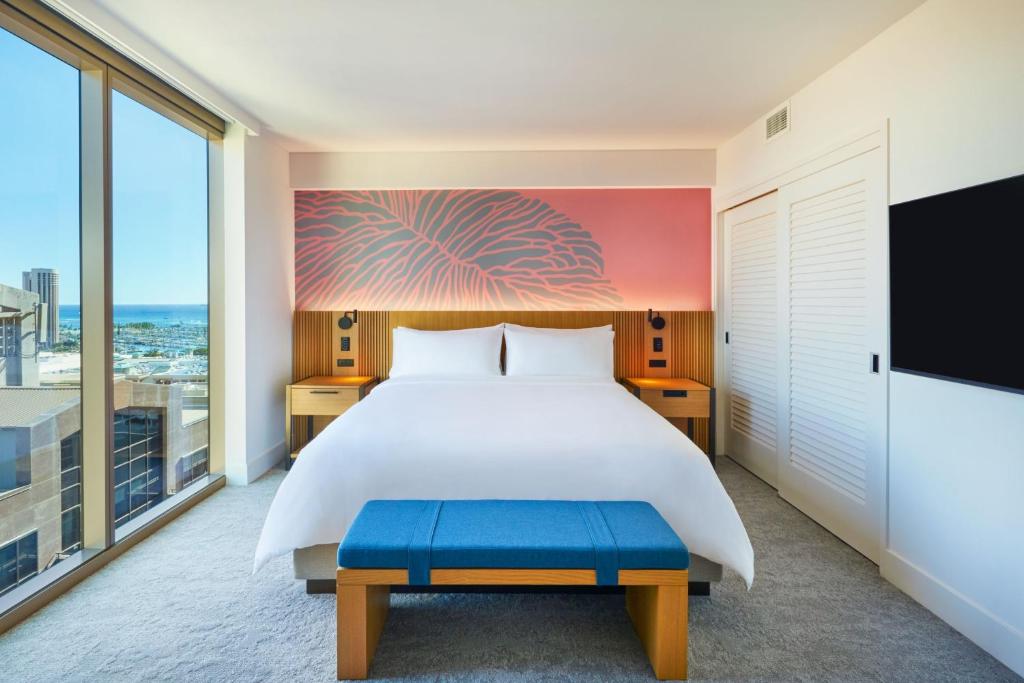 Renaissance Honolulu Hotel & Spa - Newly Opened 2024 - 一居室国王套房配沙发床和部分海景