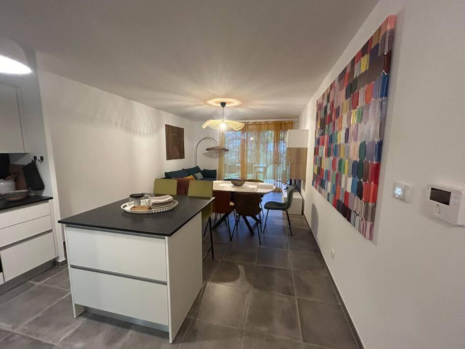 une cuisine et un salon avec une table et une salle à manger dans l'établissement Jardin Secret C01, à Antibes