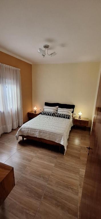 1 dormitorio con 1 cama grande en una habitación en Patuli House - Casa alquiler temporario Córdoba en Córdoba