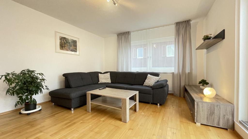 ein Wohnzimmer mit einem Sofa und einem Tisch in der Unterkunft Fewo Reutlingen Heinestrasse in Reutlingen