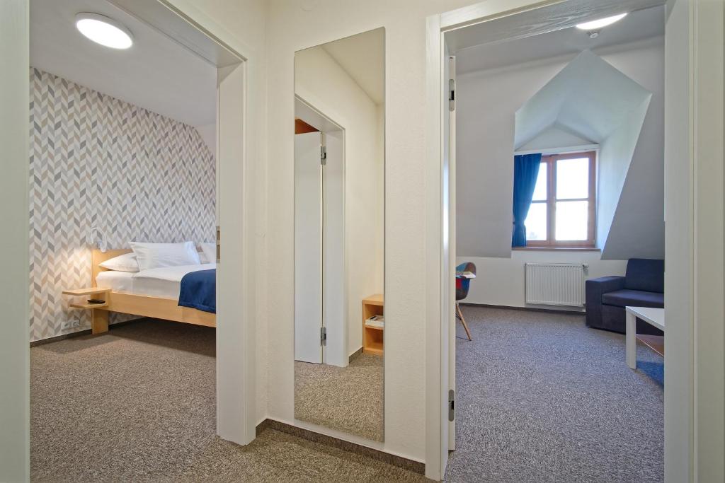 Postel nebo postele na pokoji v ubytování HOTEL Hraniční zámeček