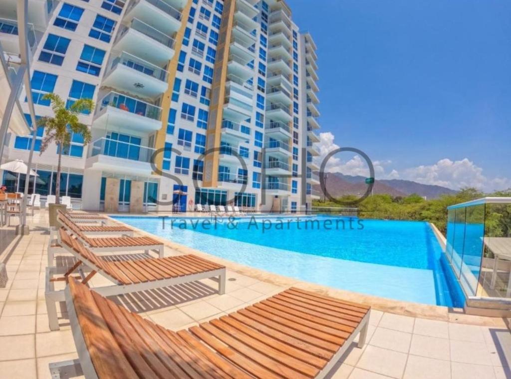 una piscina frente a un edificio alto en Apartamentos Ocean Club - Cerca al Mar by SOHO, en Santa Marta