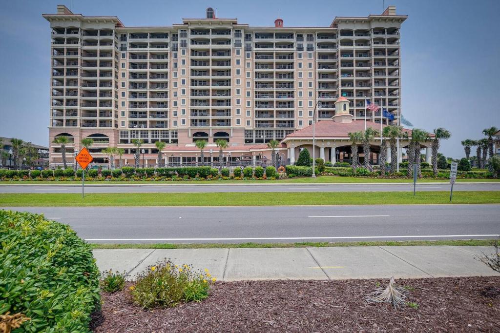 ein großes Gebäude mit einer Straße davor in der Unterkunft Fantastic Ocean Views with Pool Access I NMB in Myrtle Beach