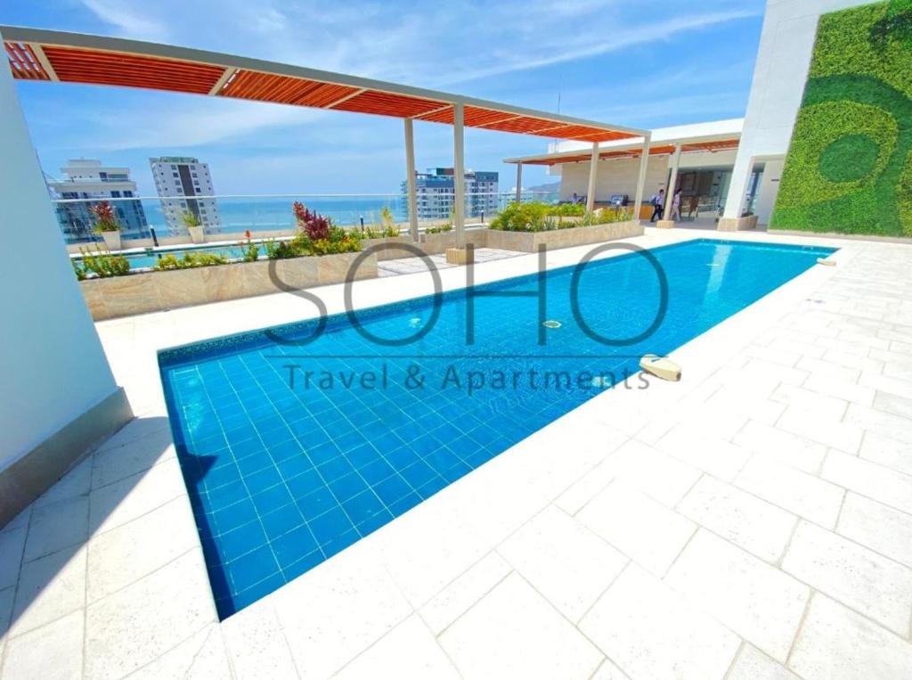 una piscina en la azotea de un edificio en Apartamentos Salguero Suites - Cerca al Mar by SOHO, en Santa Marta