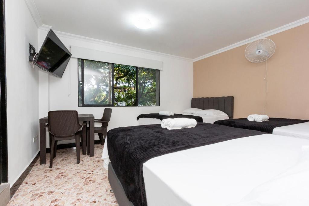 Postel nebo postele na pokoji v ubytování Hotel De León Estadio