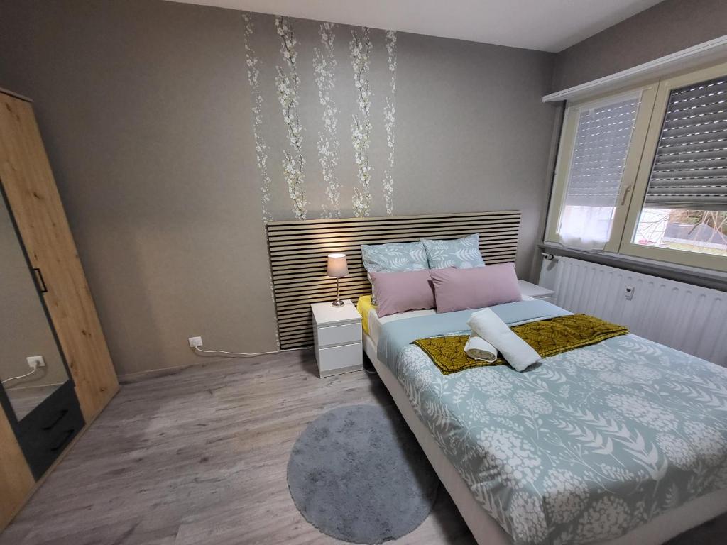 une chambre avec un grand lit et une fenêtre dans l'établissement Happy Studio 47 B St Louis, à Saint-Louis