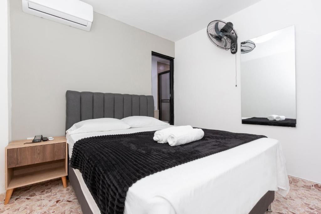 Postel nebo postele na pokoji v ubytování Hotel De León Estadio