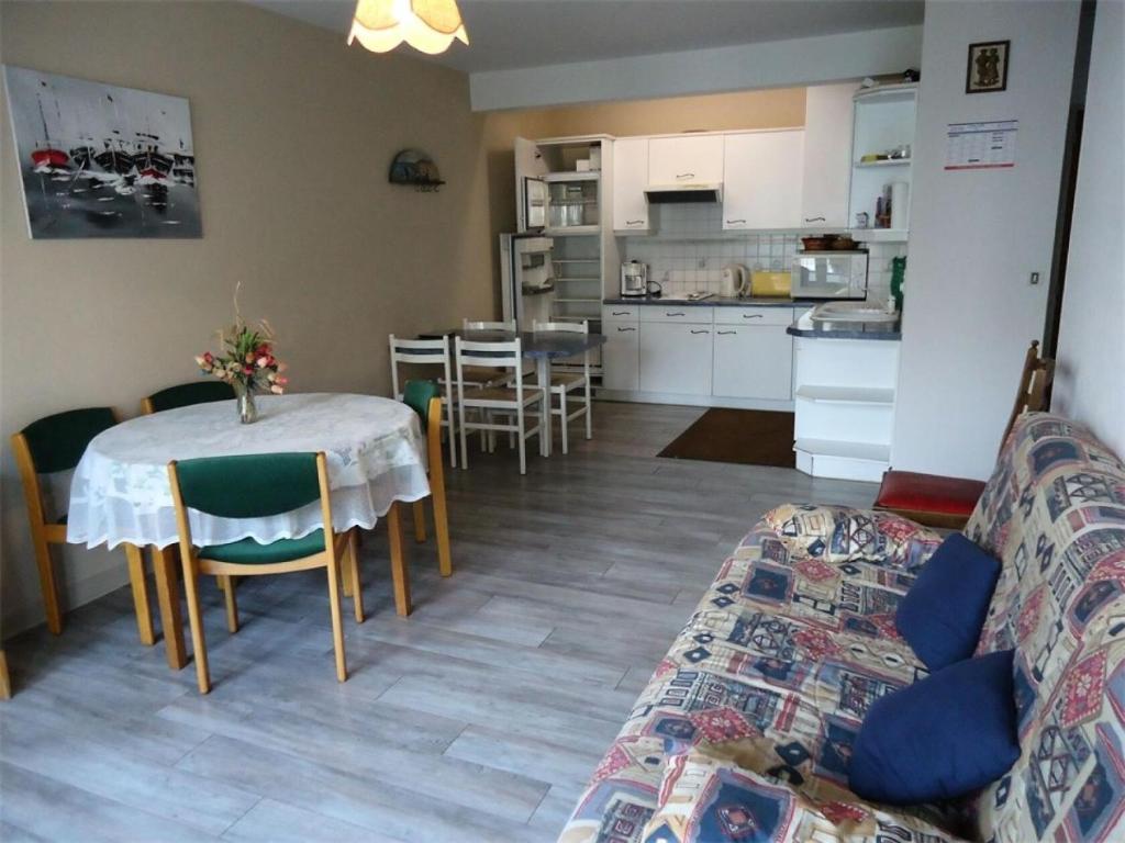 un salon avec une table et une cuisine dans l'établissement Résidence Casino - Spacieux T2, à deux pas de la plage du Val André. MAE-6604, à Pléneuf-Val-André