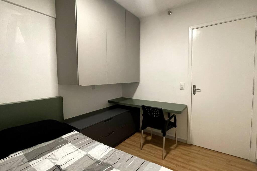 una camera da letto con scrivania, letto e sedia di Apartamento Piauhy - Studio a Teresina