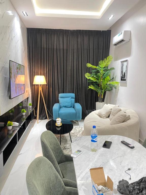 Austra Hotels and Apartments Maitama Abuja tesisinde bir oturma alanı