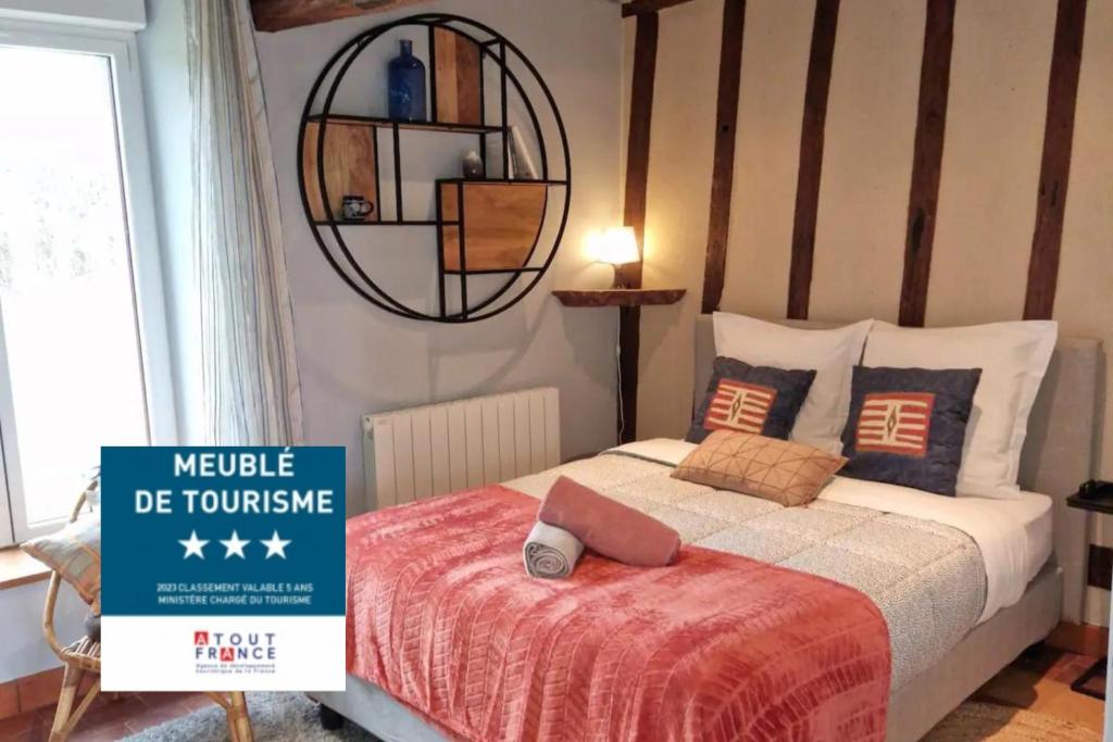 - une chambre dotée d'un lit et d'un panneau indiquant que l'hospitalité est luxueuse dans l'établissement Git'Albert a 10 minute du château royale de Chambord, à Mont-près-Chambord