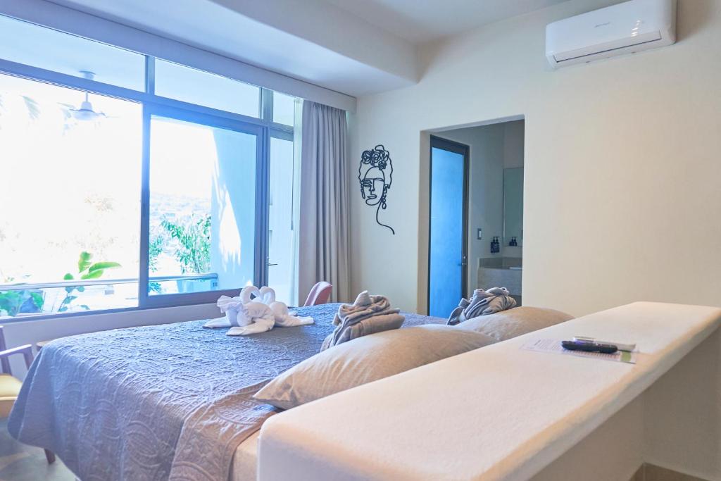 Hotel Casa Justina في بويرتو أنجيل: غرفة نوم بثلاث اسرة عليها حيوانات محشوة