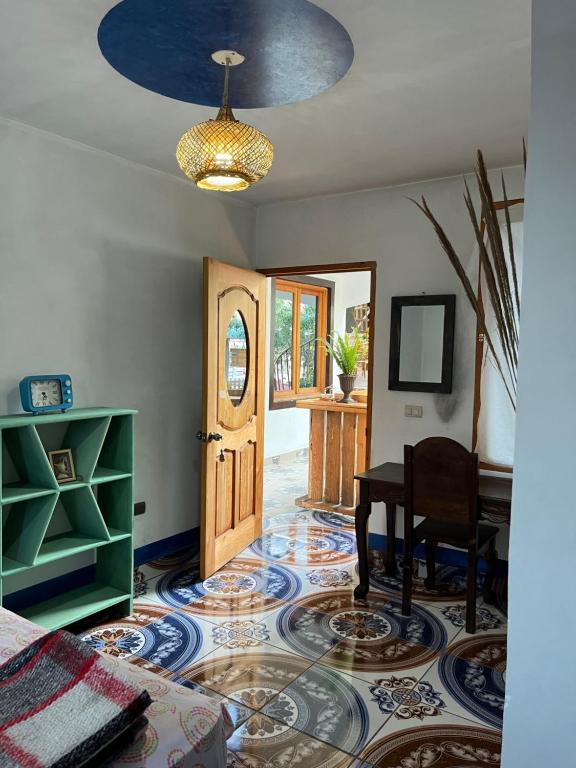 - un salon avec une porte et une table dans l'établissement Casa Madera, à San Marcos La Laguna