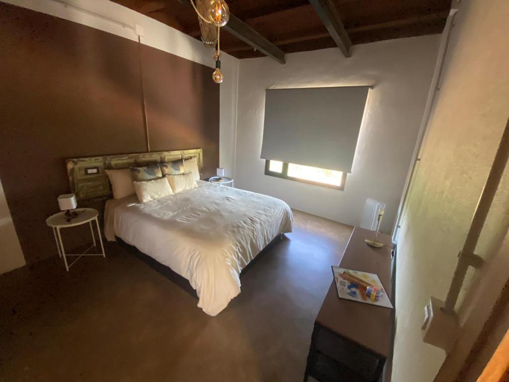 een slaapkamer met een groot bed en een raam bij Rincon de Marco in La Guancha
