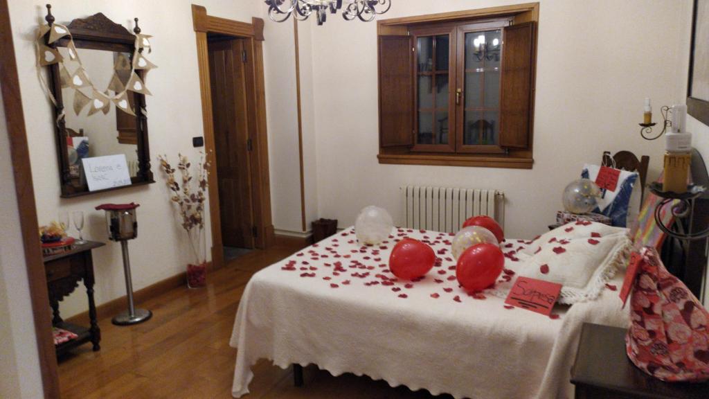 Łóżko lub łóżka w pokoju w obiekcie El Urogallo