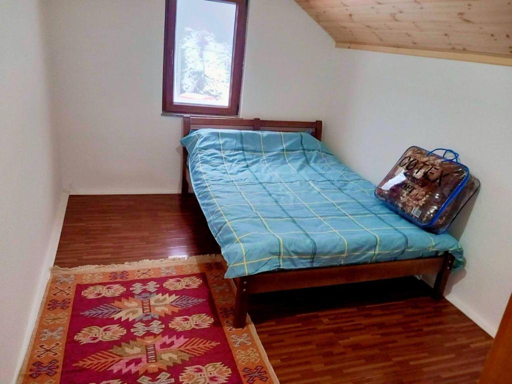 a small room with a bed and a window at Villat Kroni Boge Rugove in Boge