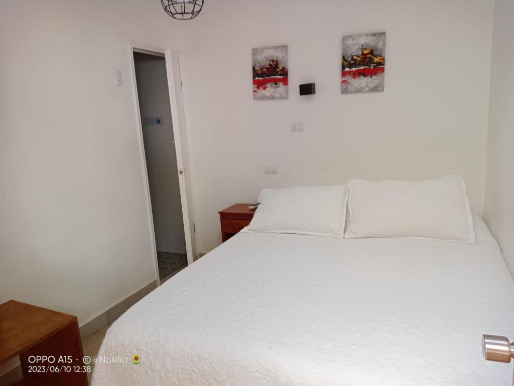 Postel nebo postele na pokoji v ubytování HOSTAL LA MODERNA