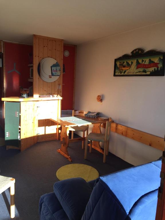 un salon avec une table et un canapé et une cuisine dans l'établissement Nice Flat Le Varet Arcs 2000, à Arc 2000