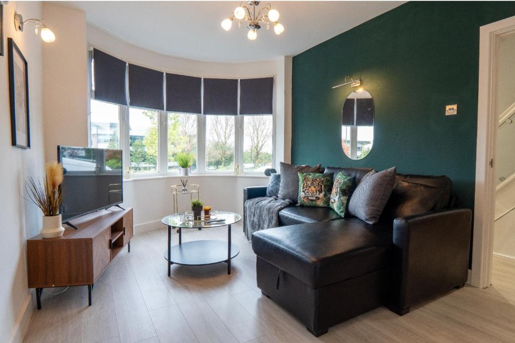 Sheldon House NEC, BHX, jlr perfect for contractors في برمنغهام: غرفة معيشة مع أريكة وطاولة