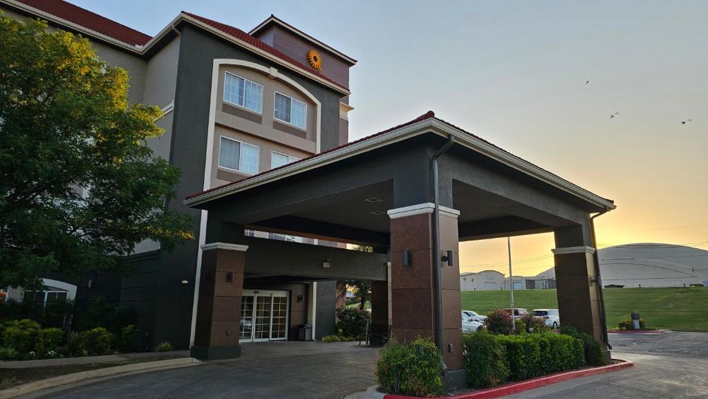 um edifício com uma entrada frontal para um edifício em La Quinta by Wyndham Lawton / Fort Sill em Lawton