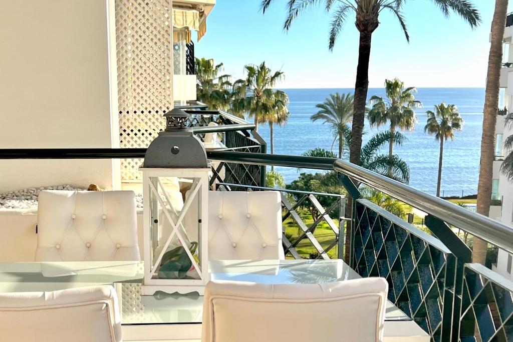 balcón con vistas al océano en MI CAPRICHO Beachfront 400 - Apartment With Sea Views Costa del Sol, en Mijas Costa