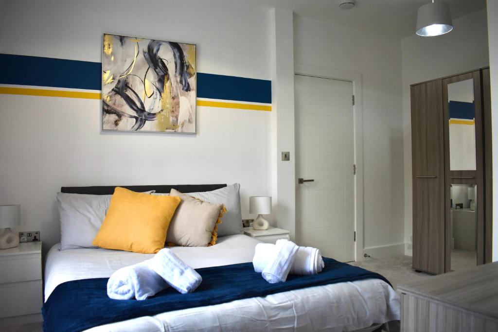 Un dormitorio con una cama con almohadas. en Serene Central Flat with Balcony, en Reading