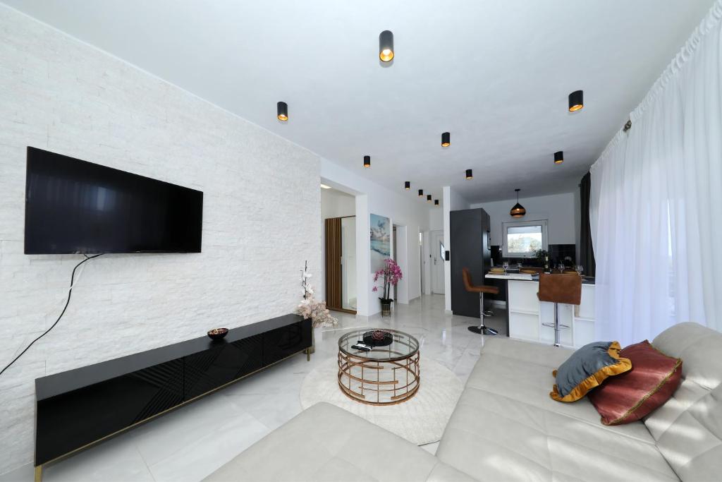 TV a/nebo společenská místnost v ubytování Orchid Stay