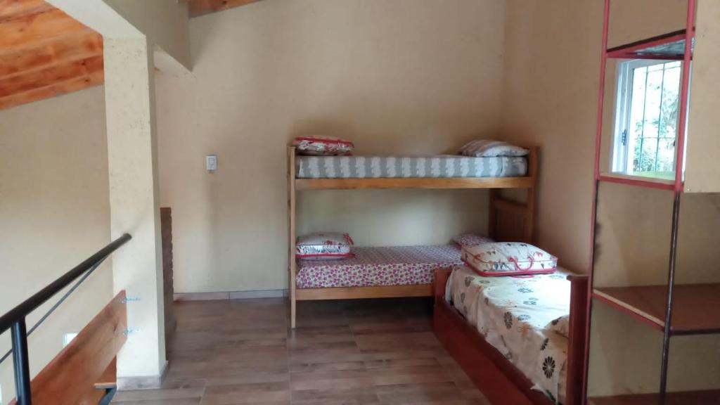 Habitación con 2 literas en una casa en Raíces de la Estancia en San Luis