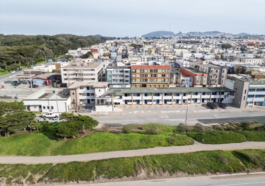 une vue aérienne sur une ville avec des bâtiments dans l'établissement Motel 6 San Francisco, CA Great Highway, à San Francisco