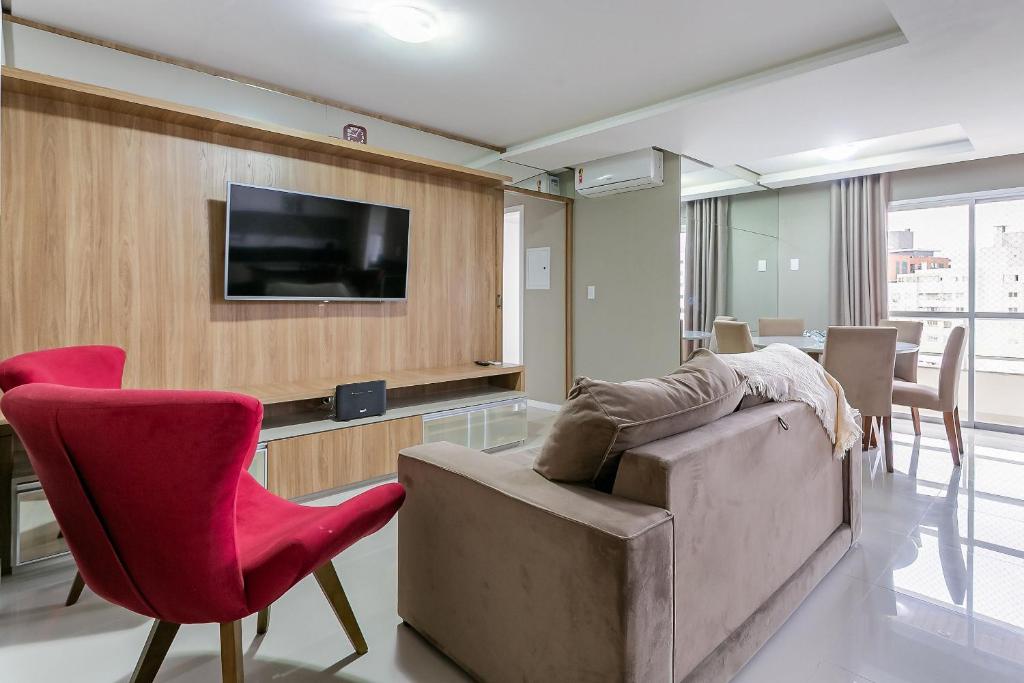 a living room with a couch and chairs and a television at WI-FI 600mb | 500m da UFSC #TRINA02 in Florianópolis