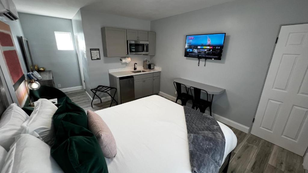 Oceano Suites Daytona Beach - Suite Deluxe Con Cama Grande