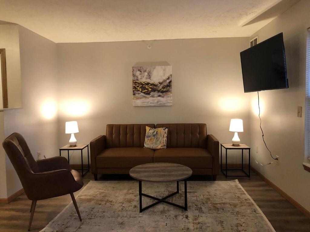 sala de estar con sofá y TV en Furnished 3 Bedroom in Bloomington, en Bloomington