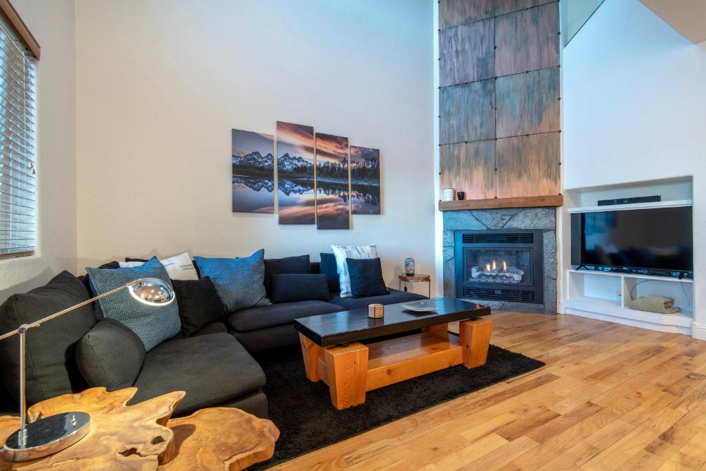 3-Story Ski Hill Road Retreat - Housity