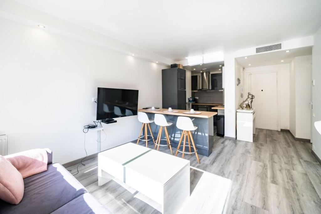 un salon avec un canapé et une cuisine dans l'établissement Wdf one bedroom 1 min walk to Martinez hotel, à Cannes