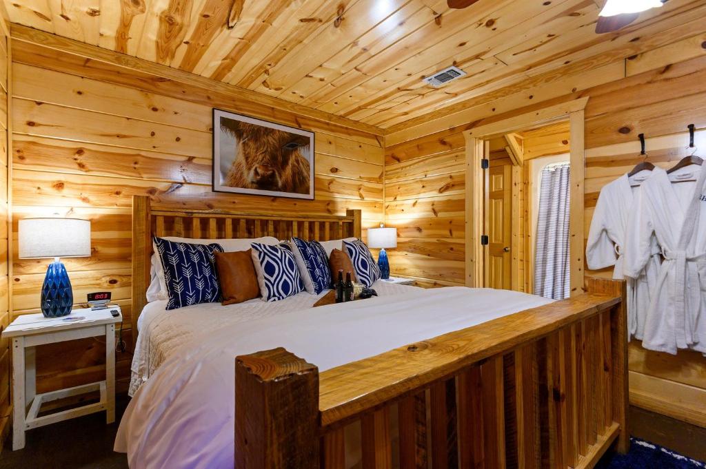Postel nebo postele na pokoji v ubytování Bison Boot Lodge & Tipi - Hot Tub - Fireplace