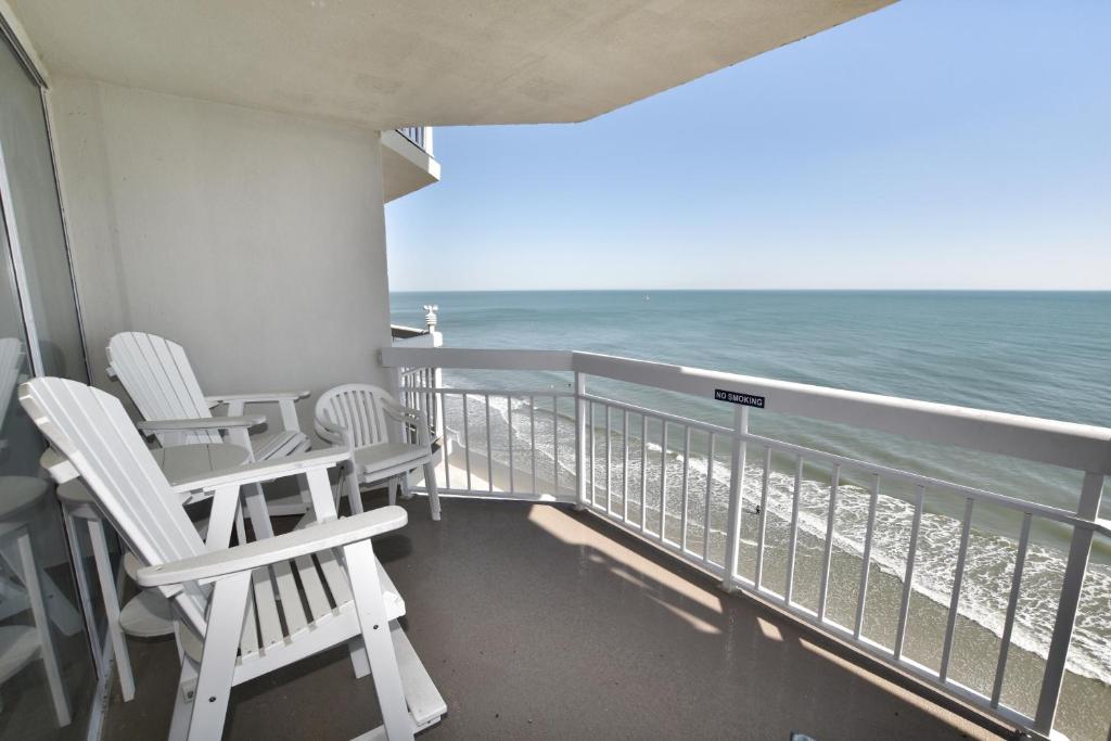 2 Stühle auf einem Balkon mit Meerblick in der Unterkunft 1009 Waters Edge Resort condo in Myrtle Beach