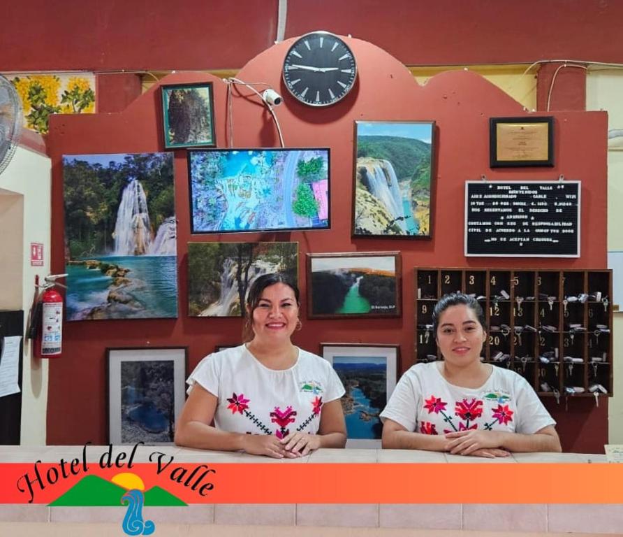 deux femmes debout à un comptoir dans un magasin dans l'établissement Hotel Del Valle, à El Naranjo