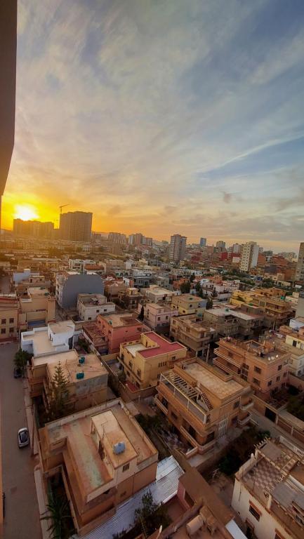 uma vista aérea de uma cidade ao pôr-do-sol em Résidence safoua em Bir el Djir