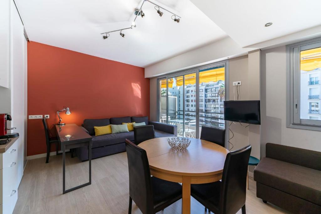 un salon avec une table et un canapé dans l'établissement Brand new one bedroom 2min walk to Carlton hotel, à Cannes