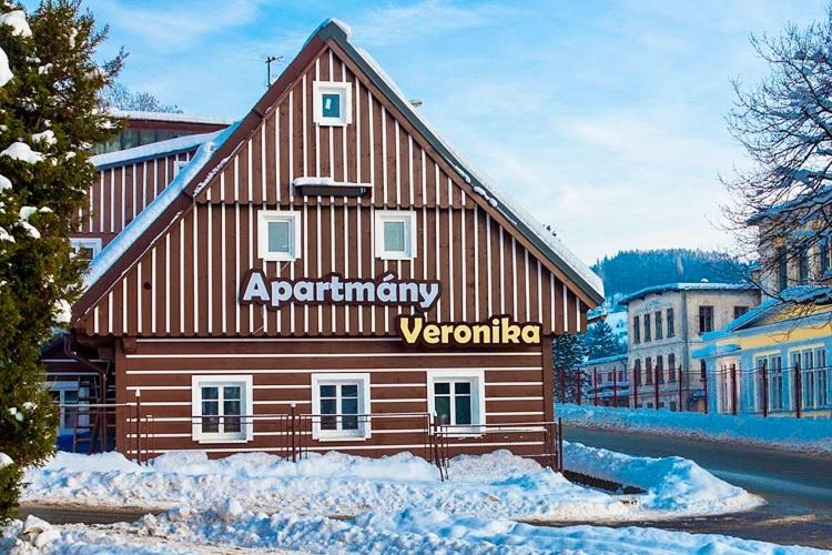 un bâtiment avec un panneau sur son côté dans l'établissement Apartmány Veronika, à Rokytnice nad Jizerou