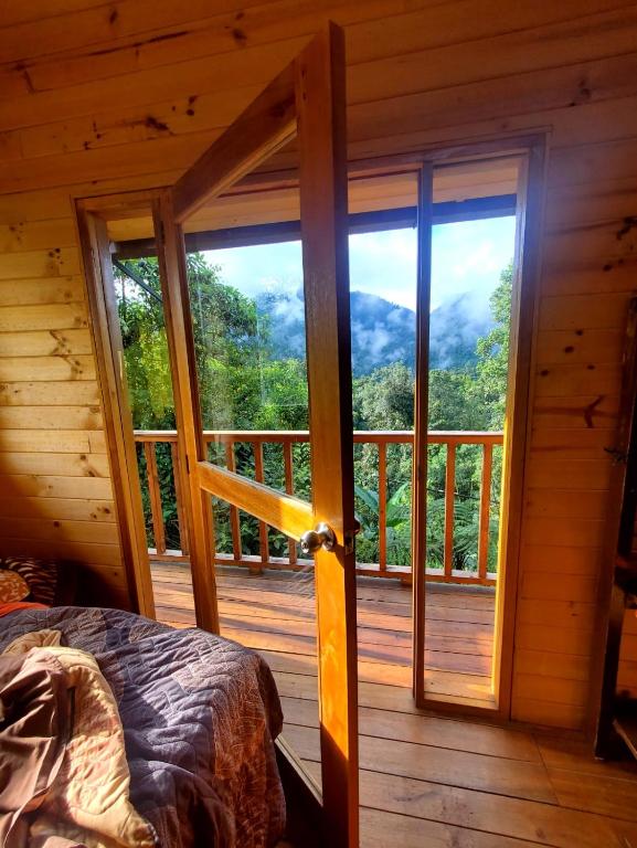 Nespecifikovaný výhled na hory nebo výhled na hory při pohledu z aparthotelu